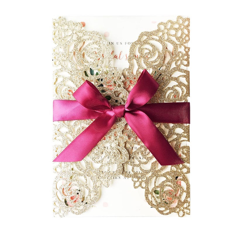 KUCHYNEE دعوات زفاف ذهبية 20 قطعة 5.12 x 7.28'' مع رباط بورجوندي مقصوص بالليزر على شكل زهور وردية لحفل الزفاف والدعوات (بريق ذهبي) - Image 1